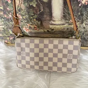 Pre-owned Louis Vuitton LV Shoulderbag Checker Pattern, Zip Closure, Plain Design, Ideal for Everyday Use