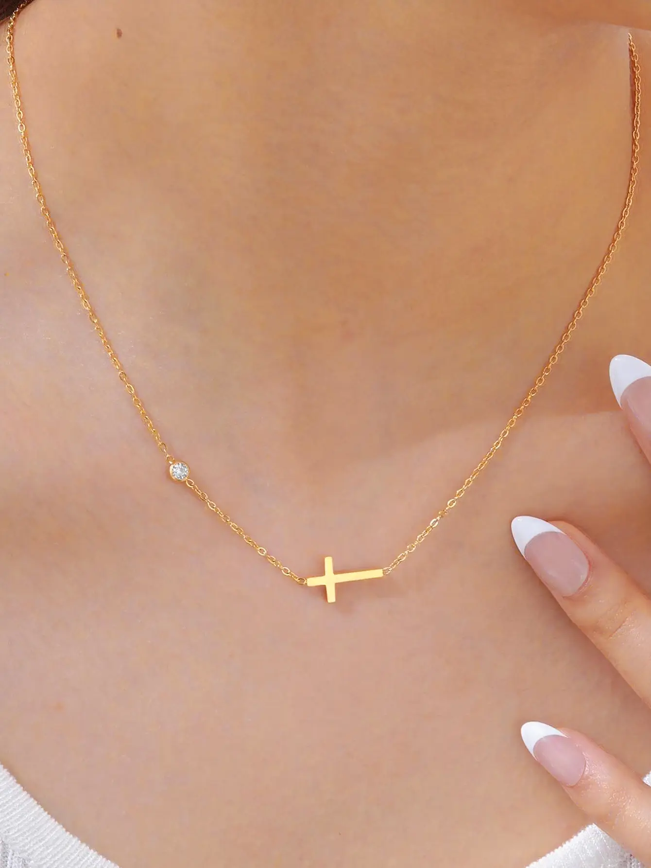 Minimalist side cross necklace with small zircon, light luxury gold thin chain choker, stainless steel women’s necklace, versatile for daily commute, perfect girlfriend gift
