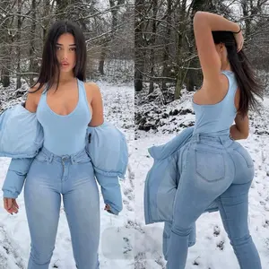 Vibrant celeste con bolsas funcionales , tiro alto con poco strech