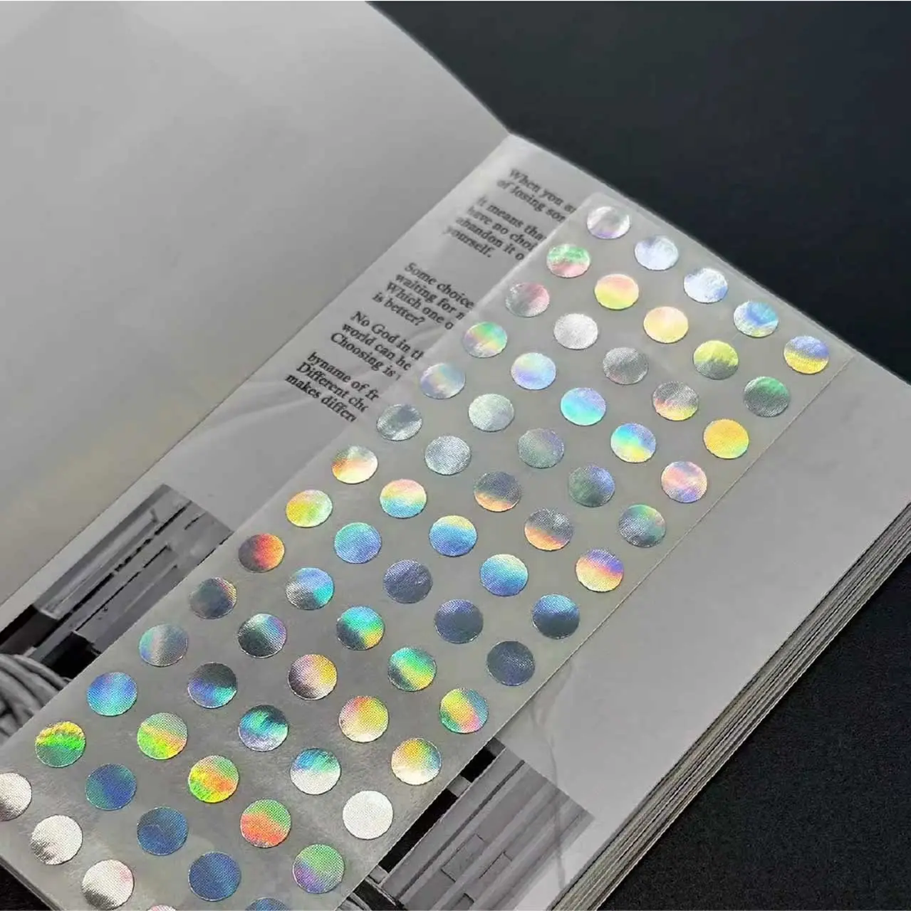 Round Circle Dot Sticker Rolls - Silver, Gold, Holographic, Stylish, Easy-to-Apply, Easy-to-Remove Self-Adhesive Labels for Bullet Journal Lovers, DIY Enthusiasts, Office Supplies - Ideal for All Ages