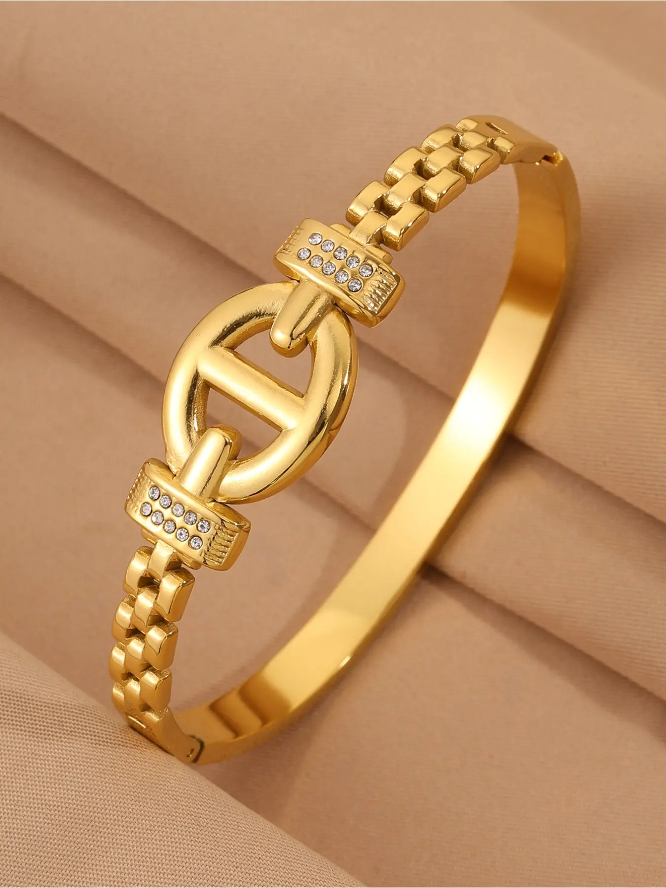 1 fashionable and versatile classic bracelet, made of stainless steel material and designed with hollowed out diamond inlay, perfect for fashionistas, daily wear, and important occasions