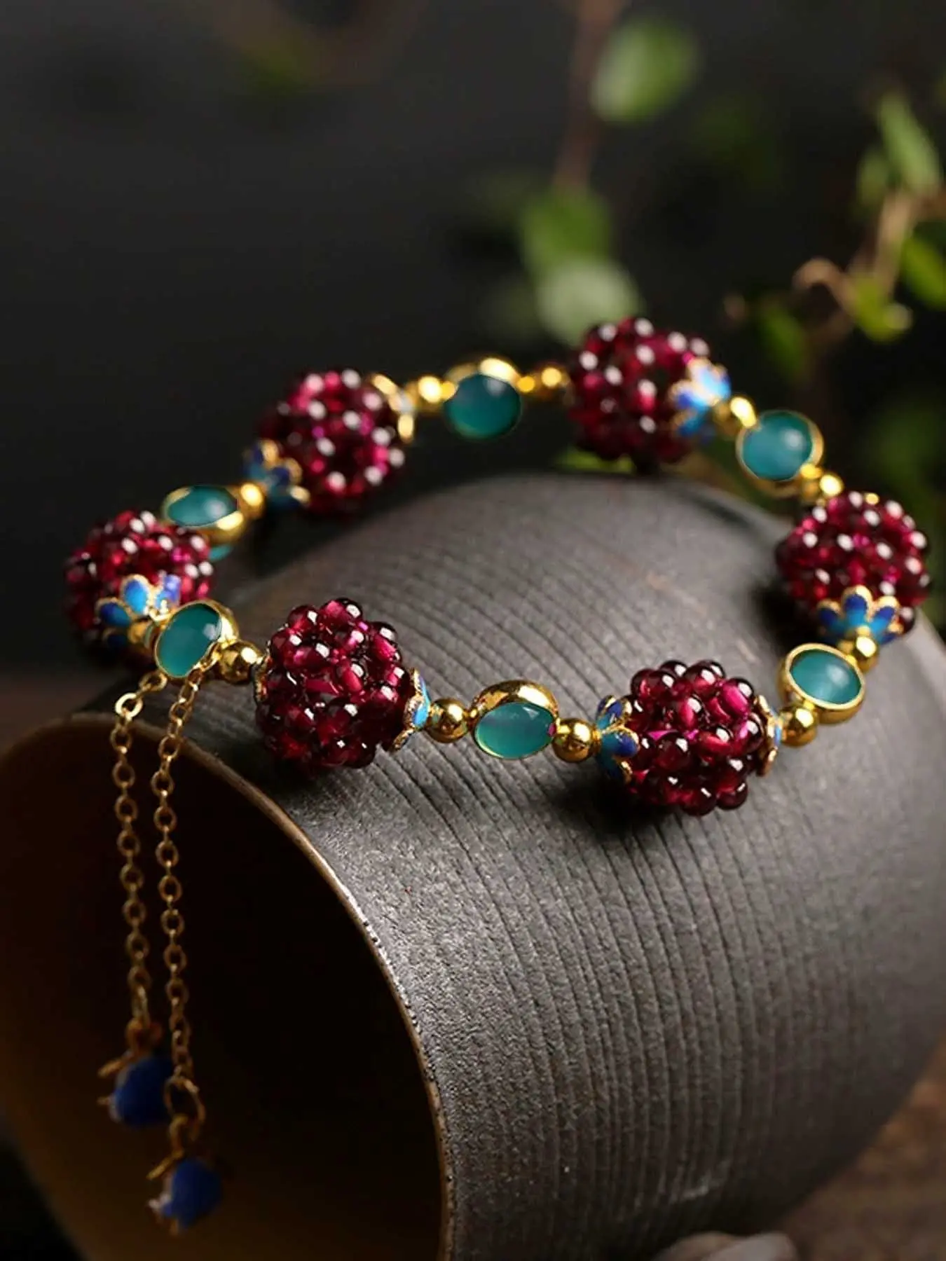 Vintage Ethnic Style Fake Garnet Handmade Beaded Enamel Stretch Adjustable Hand Chain Bracelet, Unisex Fish Tassel Pendant, Daily Wear Jewelry Adjustable Bracelets