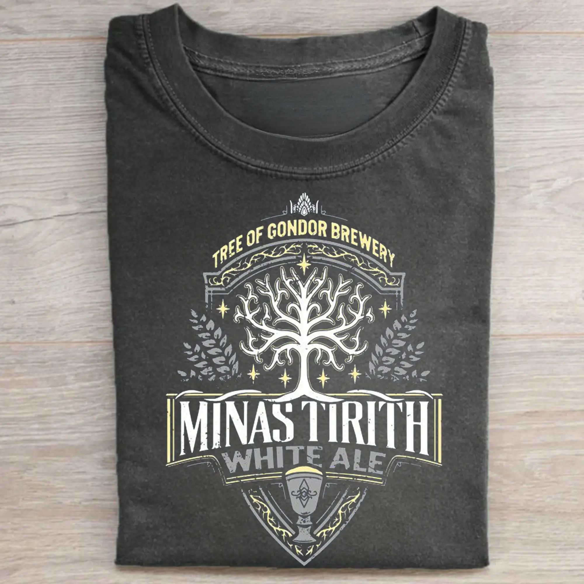 Gildan Men's Short-Sleeve Round Neck Graphic T-Shirt - Menswear Casual T-Shirt, Vintage Tree of Gondor Brewery Graphic, Minas Tirith White Ale, Lord of the Rings Iconic Scene, Minimalist Fit, Graphic T Shirts