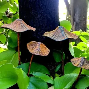 Mushroom Shaped Garden Decoration, Rustic Metal Decorative Garden Stakes, Perfect for Home Gardens Farms & Grasslands, Ideal Outdoor Use