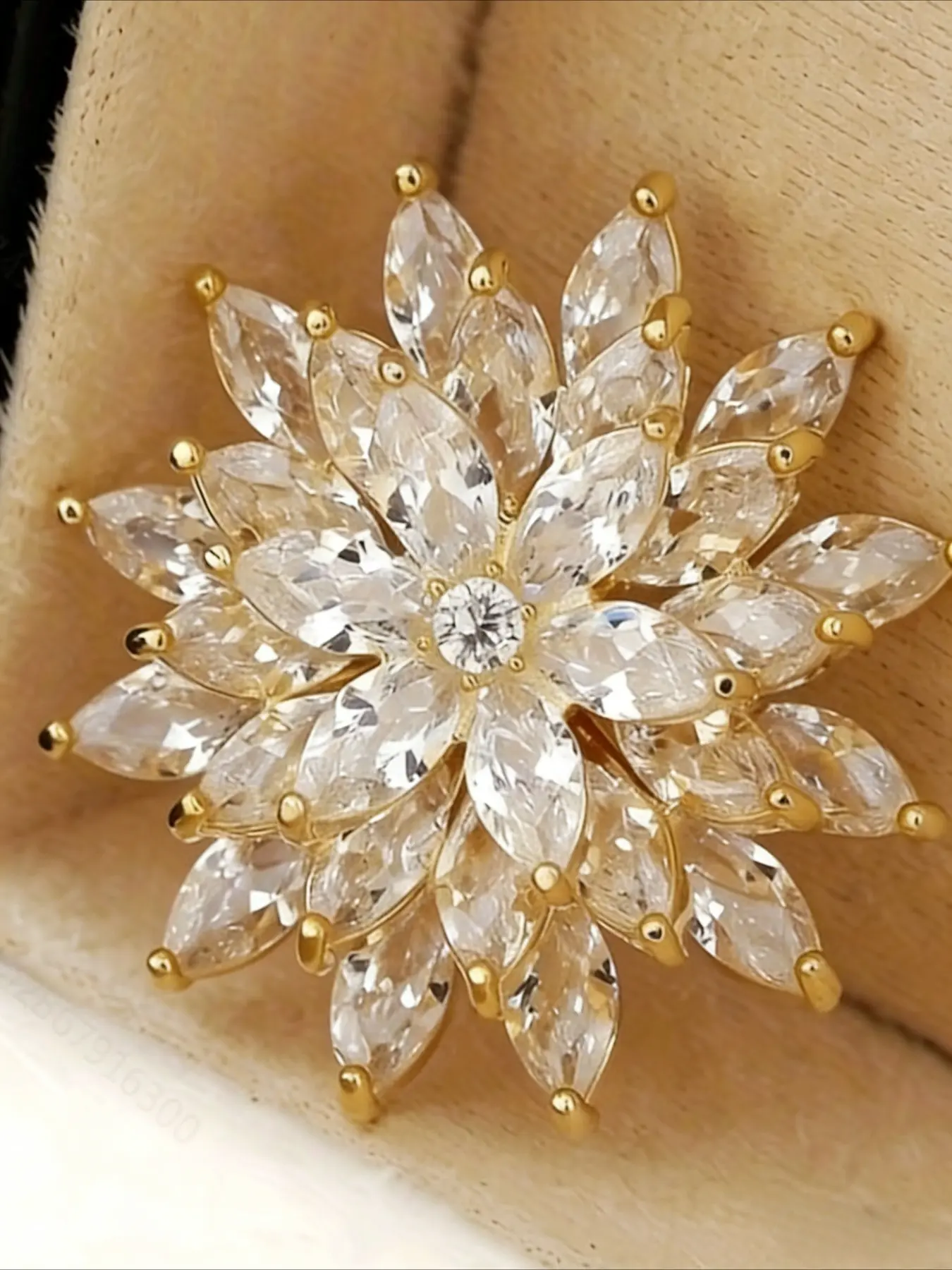Crystal Snowflake Chest Flower Sparkling Exquisite Brooch, Women's Exquisite Coat Pin Wedding Engagement Fashion Chest Flower Jewelry Accessories, Fashion Accessory