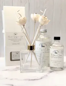 White Tea and Jasmine Reed Diffuser Set // Thé Blanc et Jasmin Diffuseur de Parfum