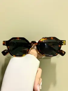 Square Glasses Fashionable and Retro, Metal Hinges, Decorative Trendy Eyeglasses for Men and Women