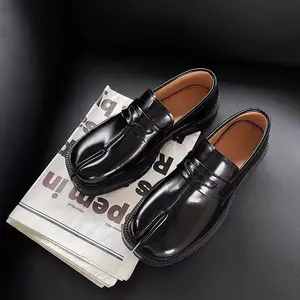 Unisex split-toe shoes with thick soles, single leather shoes with glossy finish, lazy pig trotter shoes, loafers with thick, textured sponge soles, couple's shoes, black and green shiny leather slip-on casual shoes