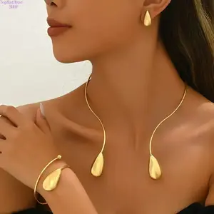 Women’s 4‑Piece Geometric Shiny Jewelry Set, Gold‑Plated Hypoallergenic Stainless Steel Necklace Earrings Bracelet, Versatile Personalized Accessories for Daily Wear, Party & Autumn Outfit Styling