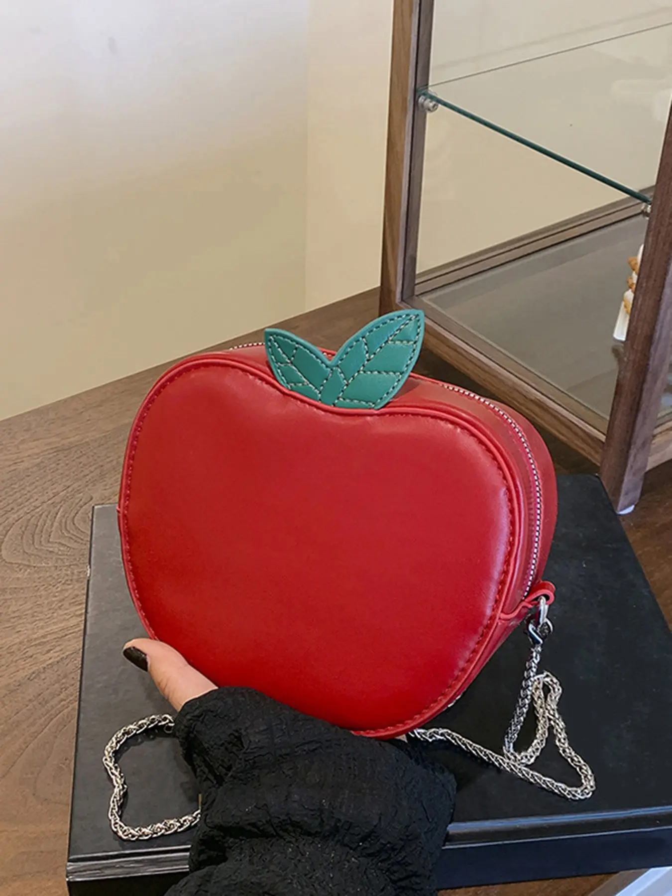 Uniquely designed Apple style textured shoulder bag, fashionable and exquisite cute style crossbody bag, chain shoulder strap design, can accommodate headphones and keys, suitable for attending events, parties, and shopping