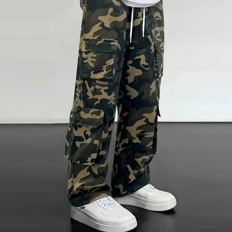 Camouflage men's work pants, regular fit, featuring reinforced stitching and functional cargo pockets, suitable for outdoor adventures and street fashion.