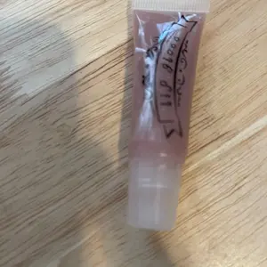 Hydrating Satin Lightweight Lip Gloss
