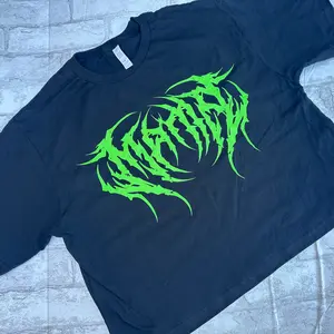 CROP TOP - GREEN Mama Metal Font Graphic Tee