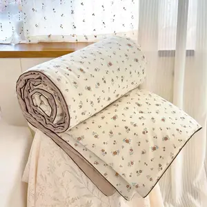A vintage-style summer quilt featuring a delicate floral print—soft, breathable, and lightweight. This versatile summer blanket is perfect for use in the bedroom, office, living room, or for general home relaxation
