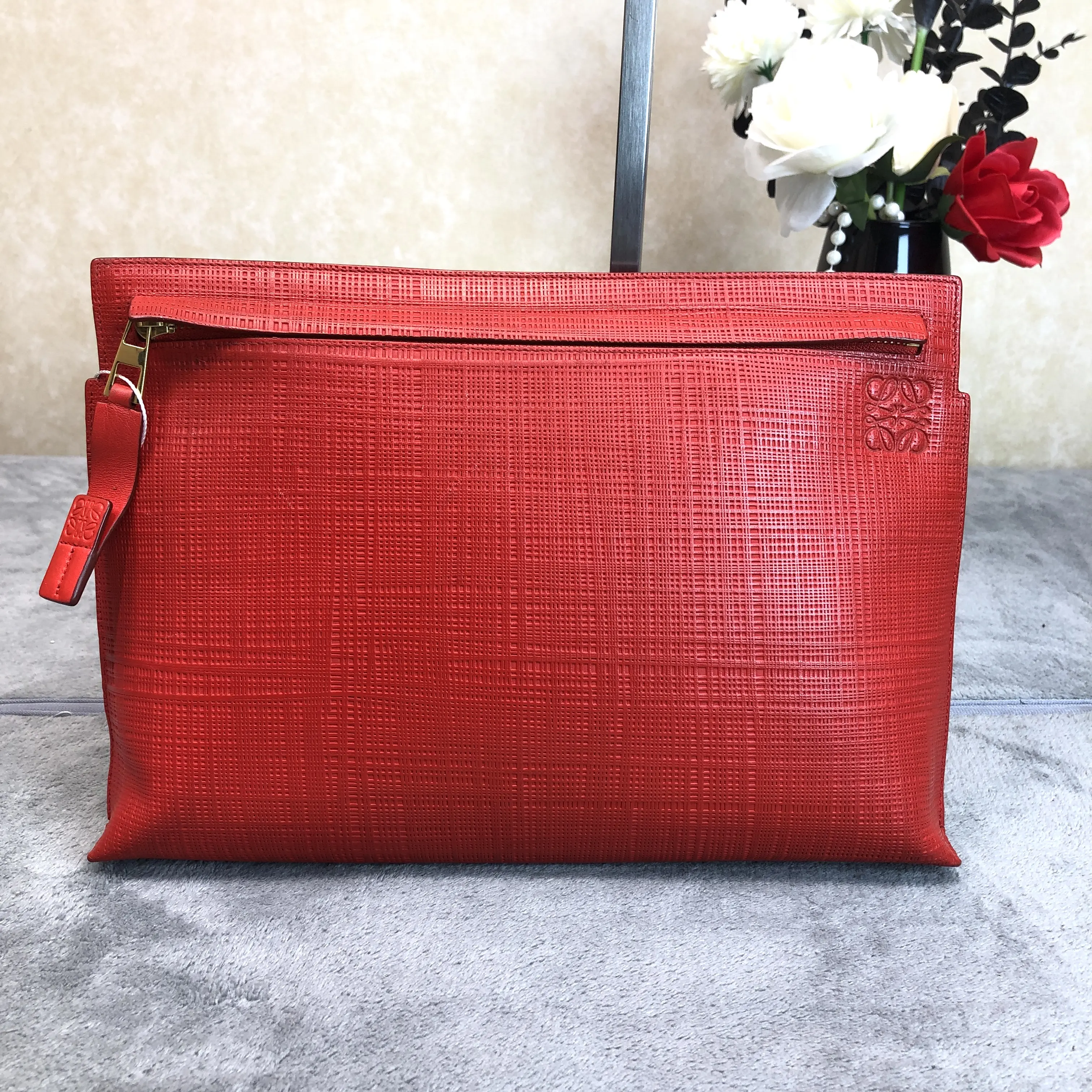 Pre-owned Loewe leather Clutches & Wristlets Textured Zip Clutch Pouch 899181