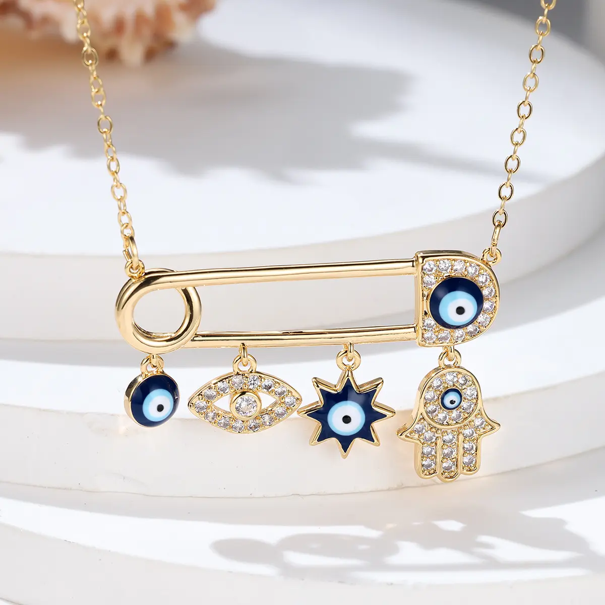 The new devil's eye, paperclip necklace is simple, personalized, niche, light luxury and elegant