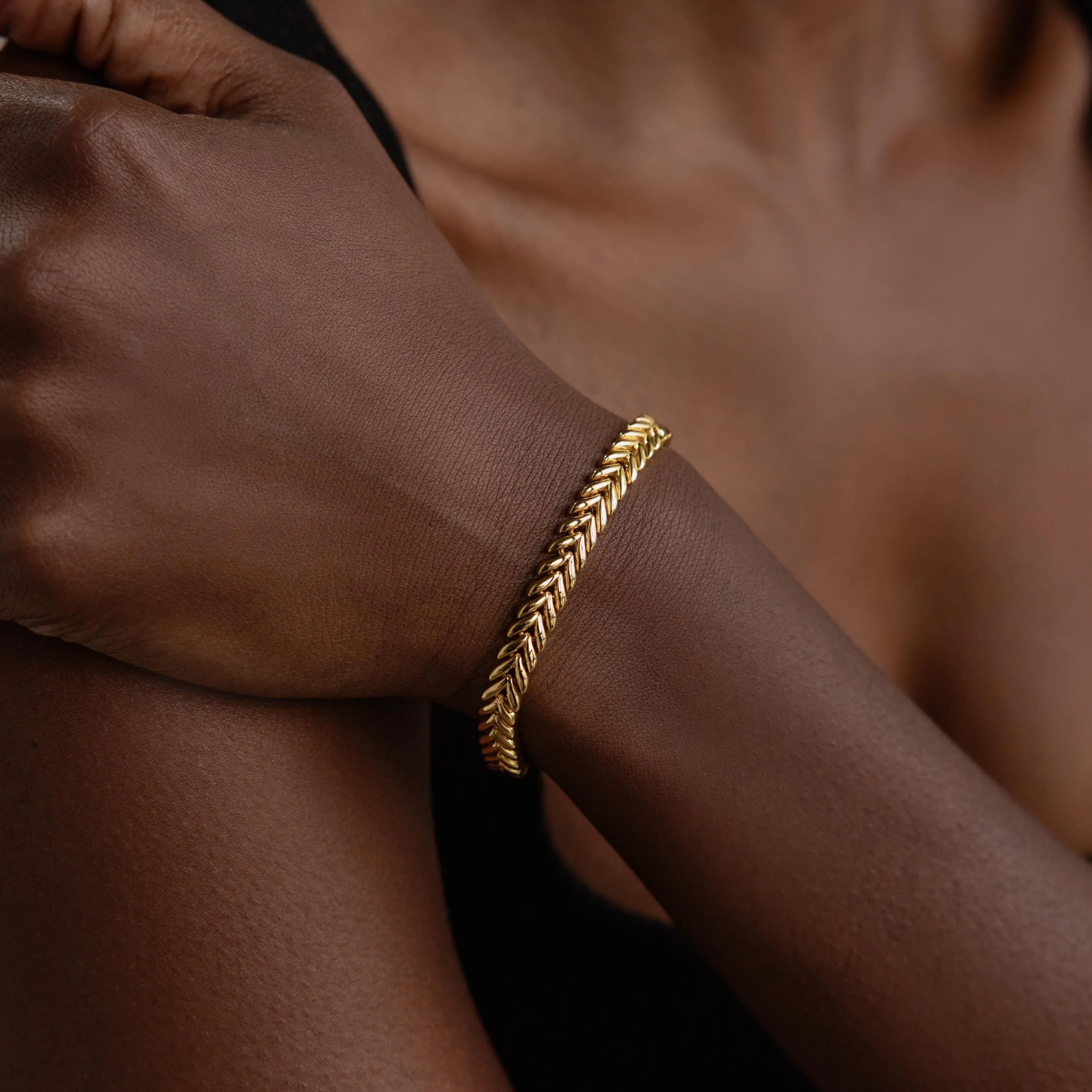 V-Link Chain Tennis Bracelet by Caitlyn Minimalist - 18K Gold Plated Fishtail Chain Bracelet - Modern Gold Statement Jewelry - Gift for Her