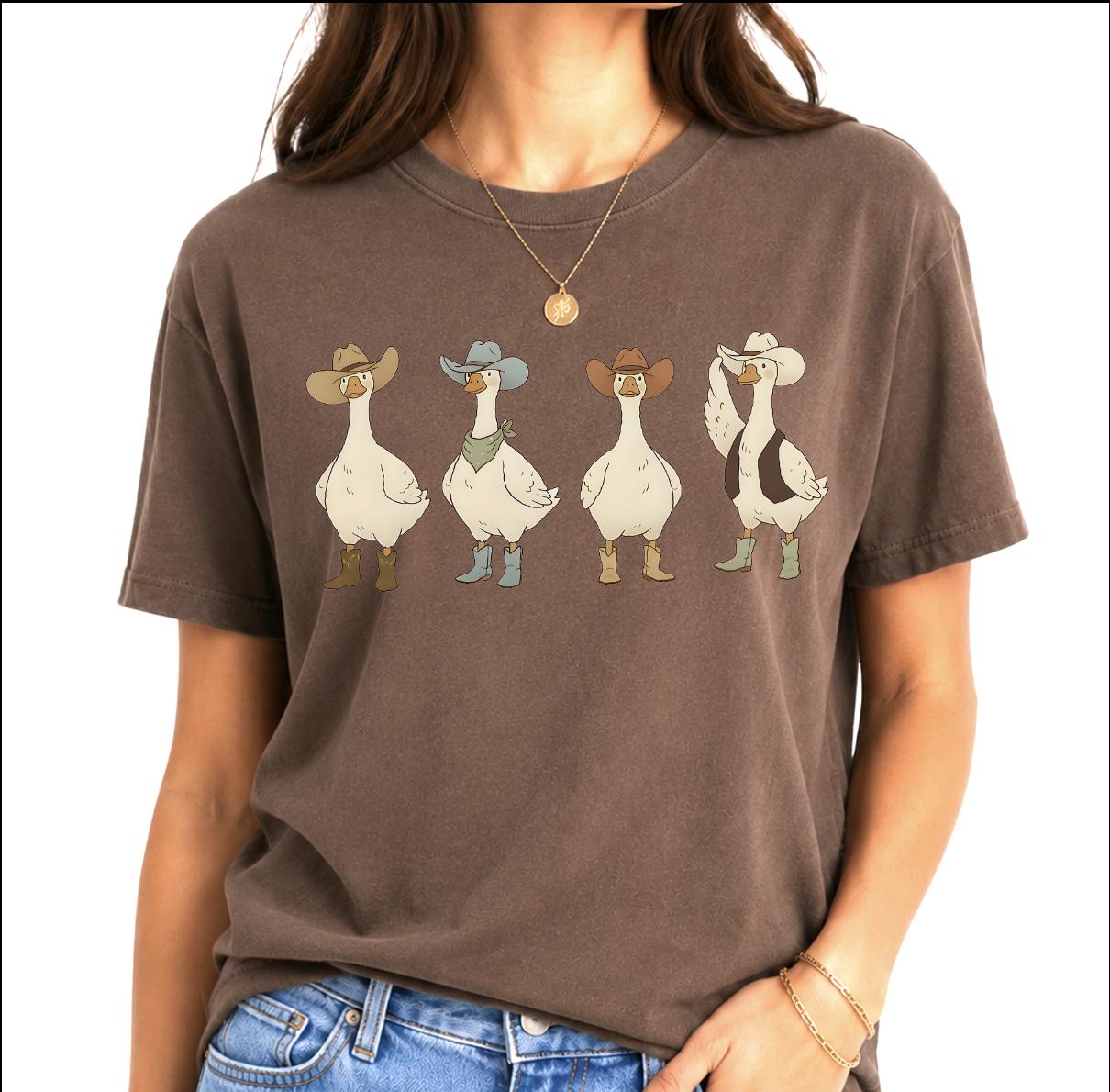 Women’s Short-Sleeve Boxy-Fit Oversized Pastel Comfort Colors Western Goose Graphic Tee – Rodeo Southern Cowboy Hat Print, Funny Wild West Animal Top, Cute Country Vibes Gift