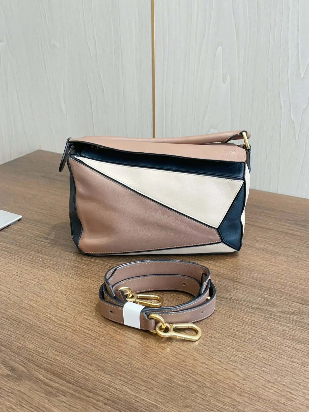 Pre-owned Loewe leather Shoulder Bags Puzzle Medium Blush Cream Black Calfskin Handbag with Strap（BF 123）YS1995