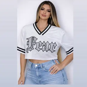 Urban style crop blouse in white that stands out for its modern and striking design. On the front it presents the word "FEAR" with shiny applications that give a glam touch to the streetwear style