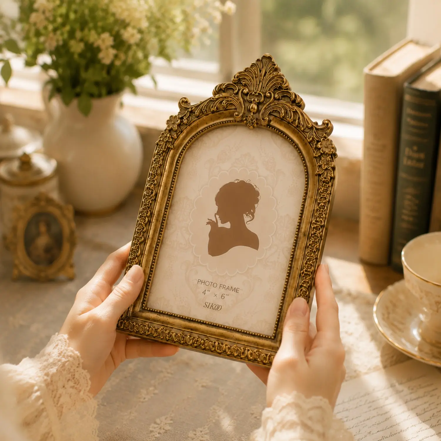 （4x6in）1PC Exquisite European Retro Window-Shaped Photo Frame - Golden Arch Lace Decor, Random Inner Paper Included, Perfect for Displaying Cherished Memories, Home Room Decoration, Wedding, Anniversary, Party, Christmas, Valentine's Gift
