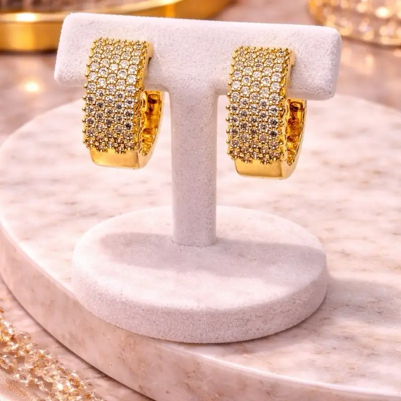 Aretes Huggies Pavé Oro Laminado 14K – Brillo Elegante y Moderno