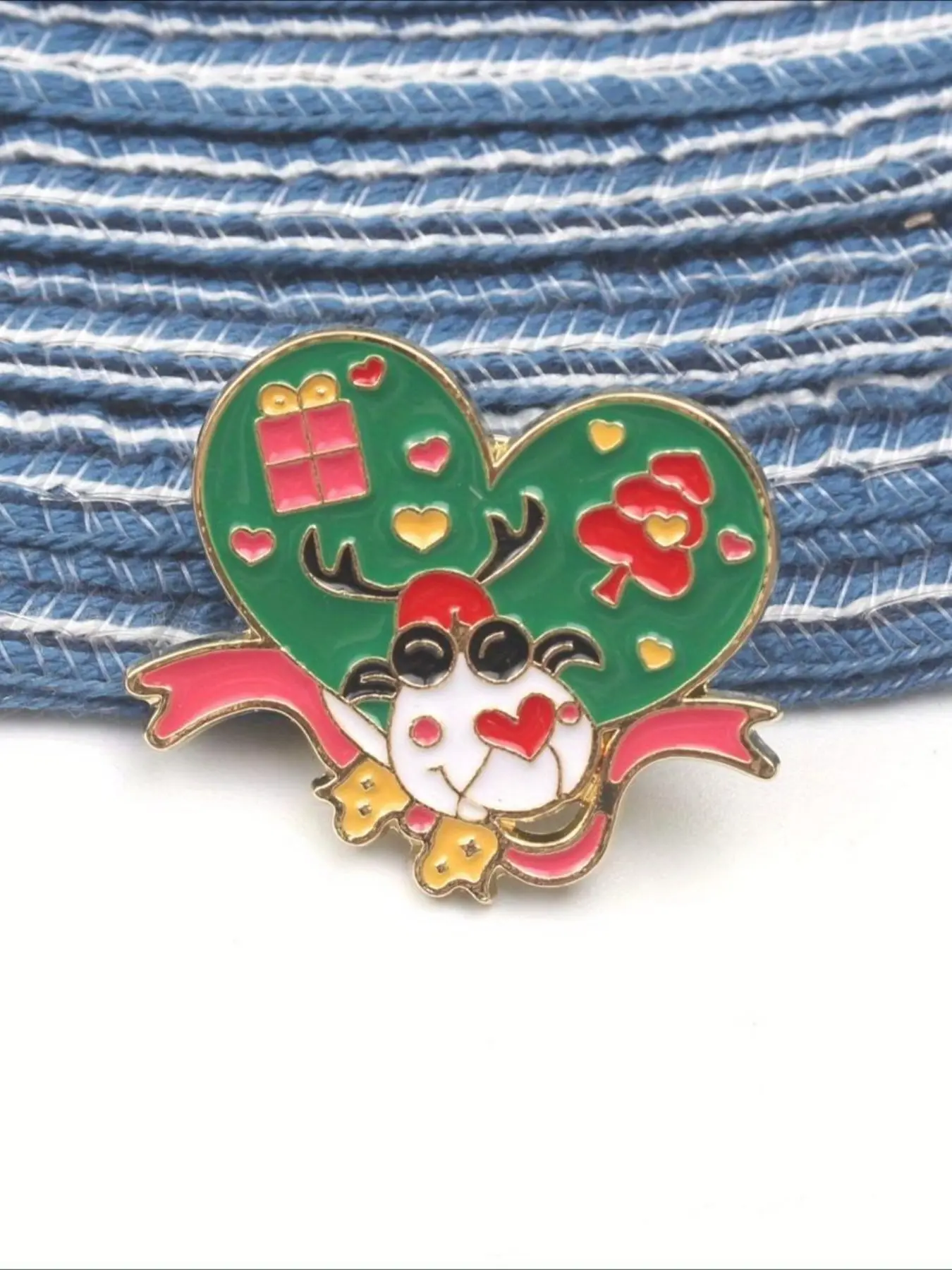 "Christmas Reindeer Heart" Brooch for Women – Cute Festive Enamel Pin, Holiday Reindeer & Gift Decor Brooch for Party Daily Wear