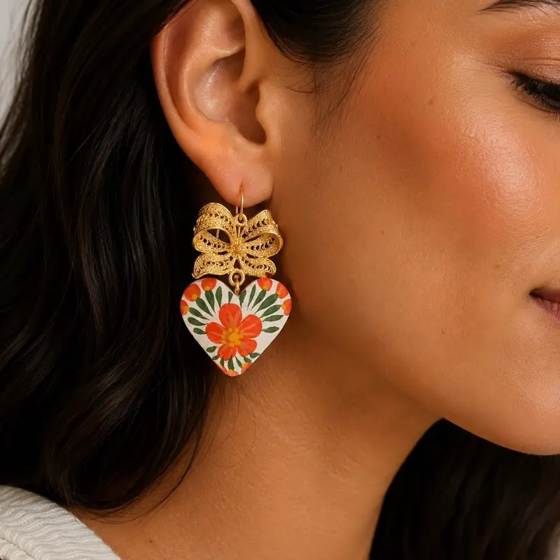 Aretes Corazón Moño en Madera de Copal Pintados a Mano