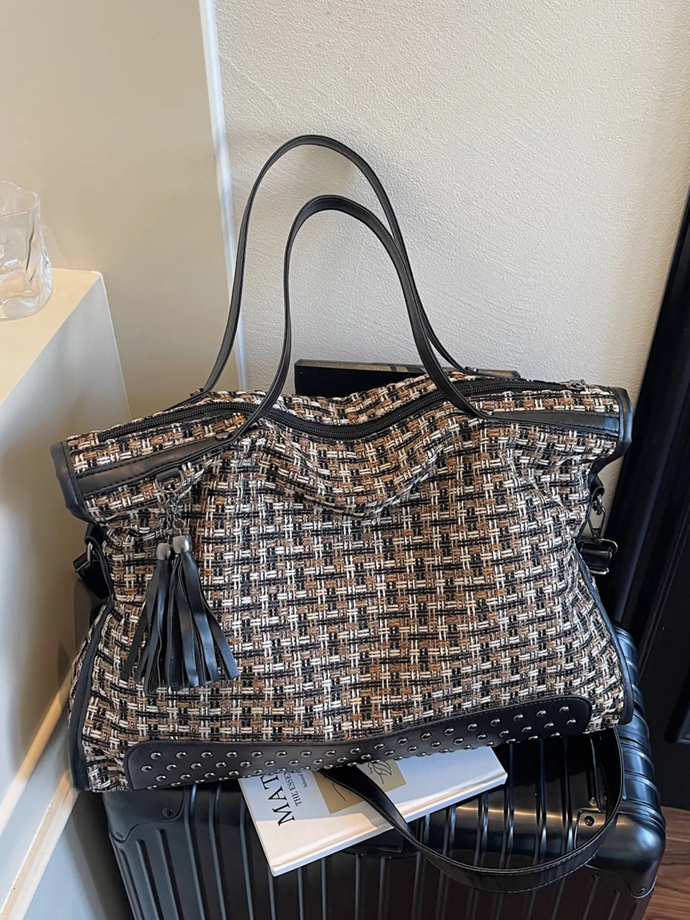 Women's tote bag with color blocking and contrasting hardware rivets, patterned bag, Fashion Bags, versatile, suitable for daily commuting, shopping, and travel, Studded bag, Casual tote bag, Shoulder Totes