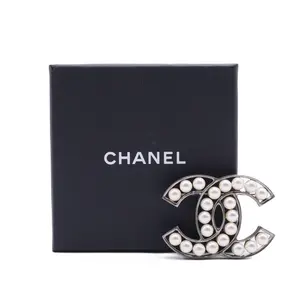 Pre-owned Pearl CC Brooch