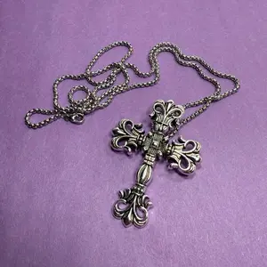 Heavyweight Cross Necklace Vintage 50cm Unisex Stainless Steel Chain Jewelry with Unique Floral Design for Men and Women Retro Elegance