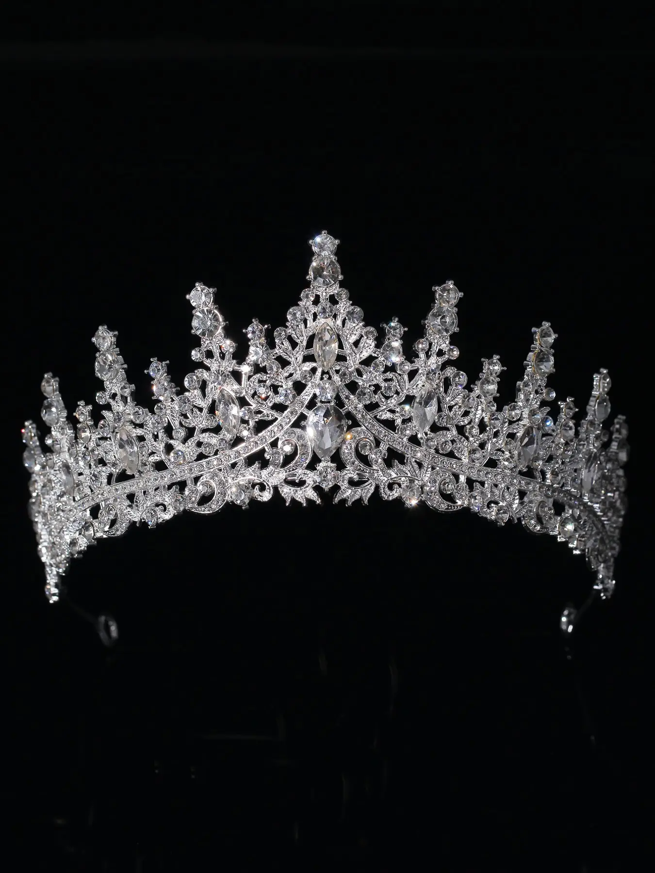 A set of women's wedding fashion jewelry bridal accessories, including a crystal crown, a glamorous necklace, and earrings, suitable for wedding dresses and also perfect for wedding parties and gatherings.