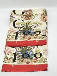 Pre-owned GUCCI Silk Bag Accessories Twill Lady Savanero Scarf Red Beige 55x6 Inches Elegant Design