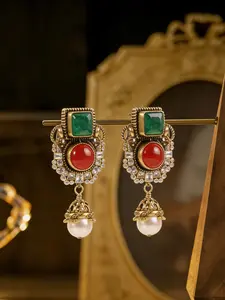 A pair of fashionable vintage distressed copper earrings with red and green gemstones and pearl pendants, suitable for everyday wear, vacation dates, and other occasions, and also a delightful small gift.