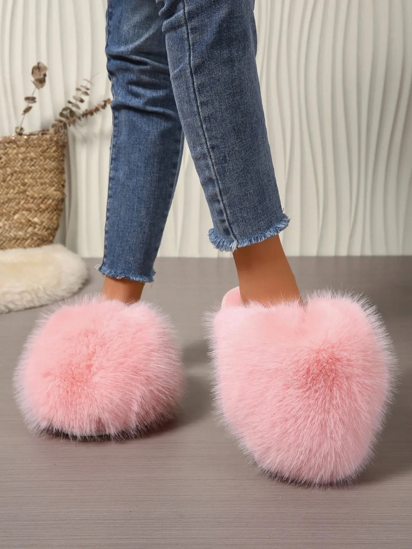 Plush Slip-On Slippers, Fashionable Home Slippers, Fluffy Fleece + Soft Sole Design, Cozy Luxury Style for Home & Out, Ideal Warmth for Every Occasion, Footwear