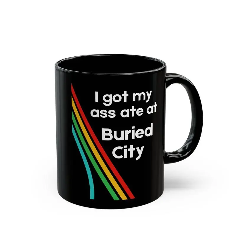 I GOT MY ASS ATE AT BURIED CITY MUG, Arc Raiders Gaming Coffee Cup, Scrappy Mug Design, Funny Retro Arcade Raiders Ceramic Mug, Home Office Decor, Cute Extraction Shooter Gift for Gamers
