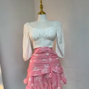 Set de falda rosa y top blanco