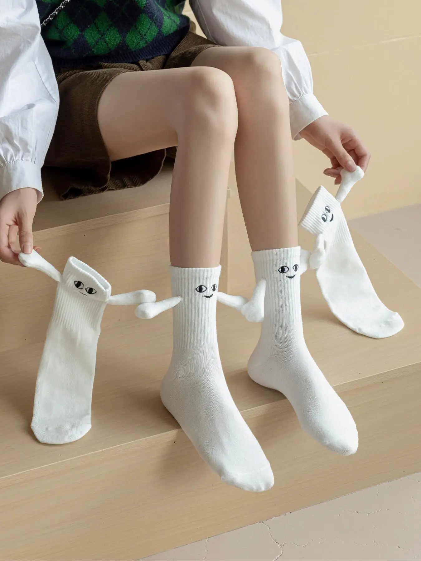 Couple Cartoon Face Embroidery Magnetic Crew Socks, Cute Style Comfy 3d Hand Decor Mid-calf Socks for Daily Wear, Couple Socks for Spring & Fall, Tren