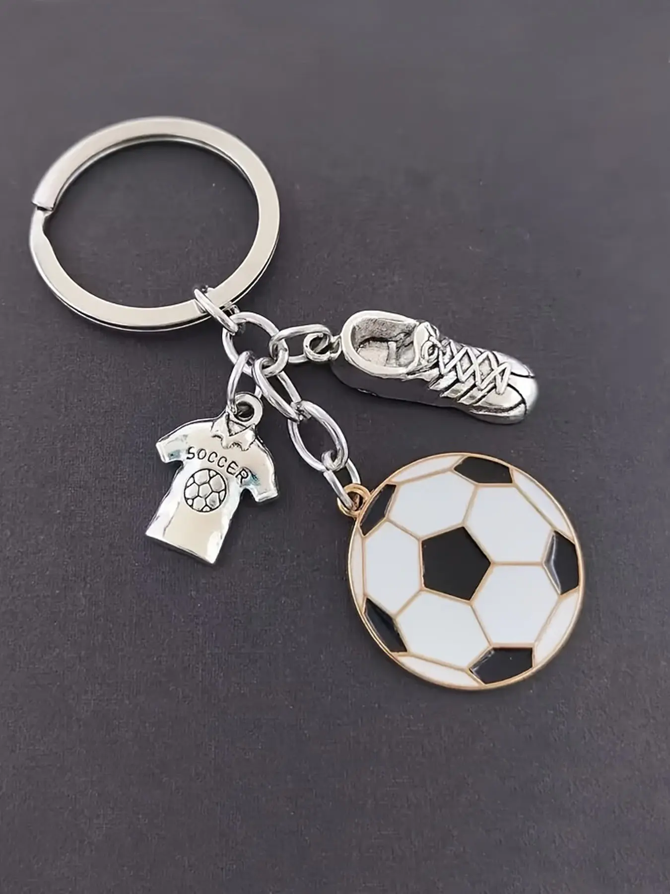 Zinc Alloy Football Key Chain - 1pc Fashion Sports Fan's Soccer Themed Keychain or Backpack Pendant - Metal Keychain For Bags - Ideal Gift for Football Lovers Keyrings