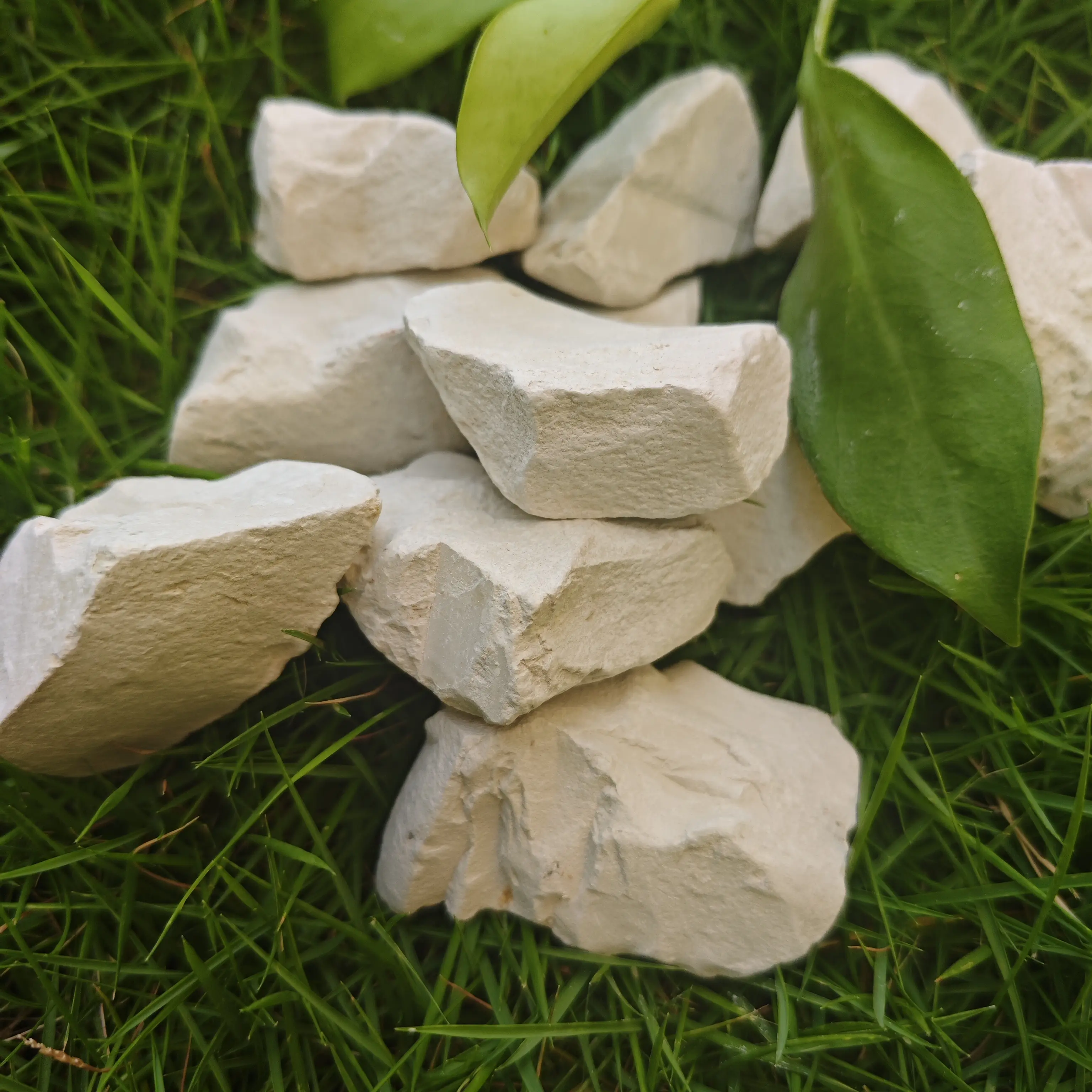 Raw Unprocessed Kaolin Earth Chunks – Straight from the Clay Bed, 100% Pure Gray-White, Food & Cosmetic Grade, Zero Additives, Lightly Sticky Natural Texture | 4oz (113g)
