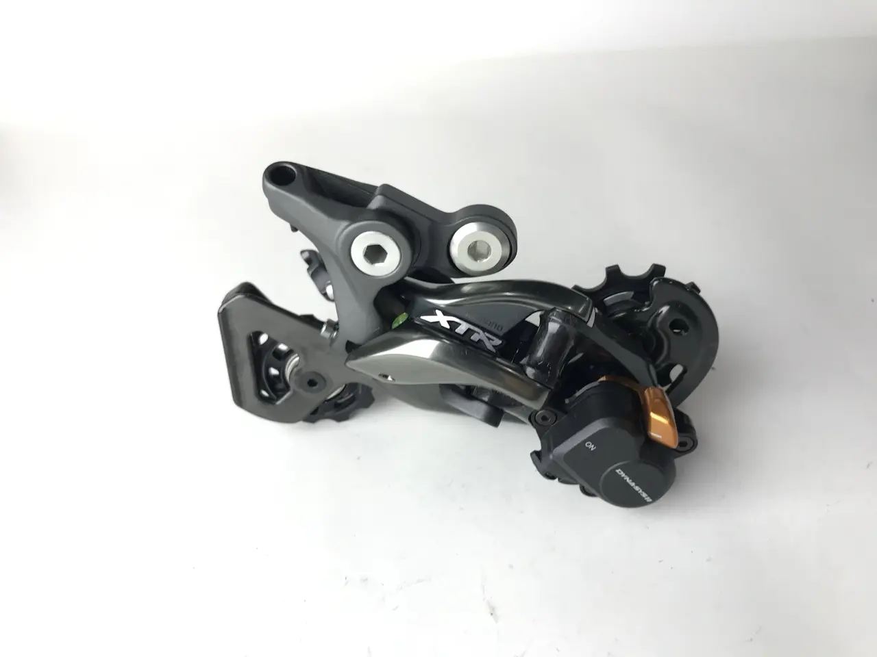 Top-of-the-line SHIMANO XTR M9000 11-speed brake shifter group set (front/rear derailleur/left/right shifters/front and rear hydraulic disc brakes)