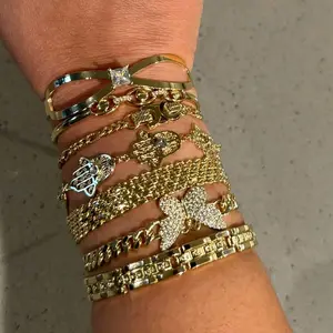 Joyeria Surtida para Emprendedores - Versatile Gold-Tone Bracelet