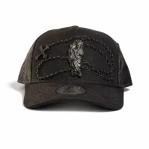 San Judas Tadeo gorra con rosario premium, en color negro y malla de alta calidad, detalles en pedreria y bordados unicos