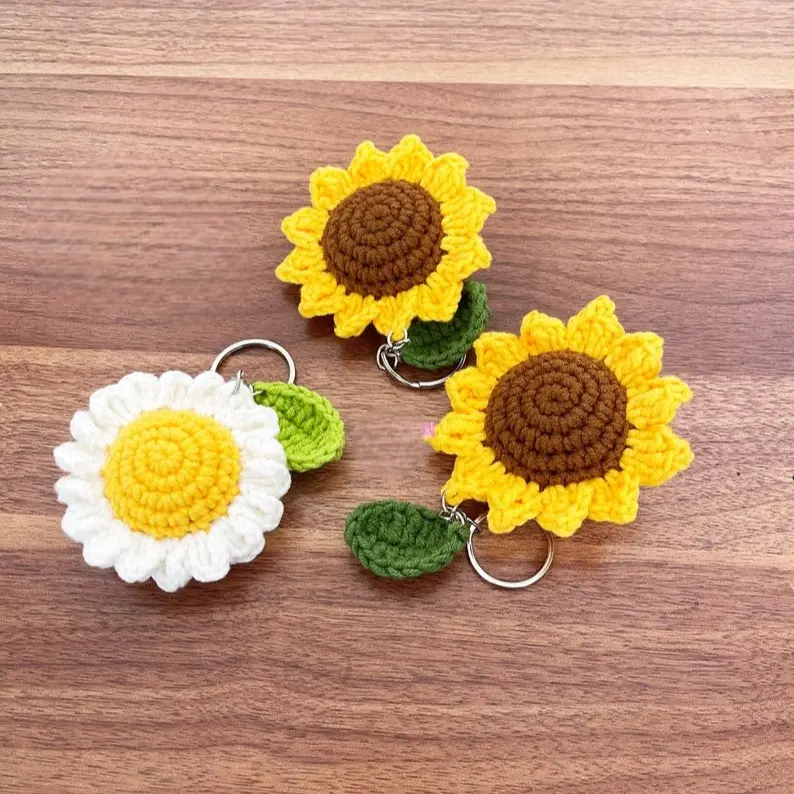 Crochet sunflower/ daisy keychain, crochet flower keychain,  sunflower/ daisy crochet,  Unique Handcrafted Gifts for Birthdays Anniversaries
