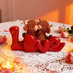 Highland Cattle Love Figurine for Valentine's Day, Resin Material, American Scottish Home Decor, Romantic Wedding Gift and Bedroom Accent, Cute Desktop Decoration