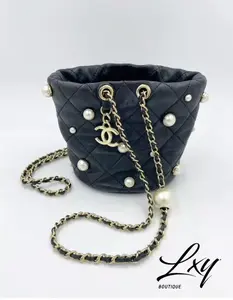 Pre-owned CHANEL quilted calfskin leather mini bags Lambskin Quilted Pearl Mini About Pearls Drawstring Bag Black