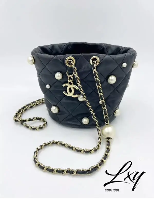 Pre-owned CHANEL quilted calfskin leather Mini Bags Lambskin Quilted Pearl Mini About Pearls Drawstring Bag Black