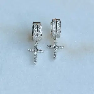 Arracadas con dije de cruz con zirconias cristalina. Plata Italiana 925