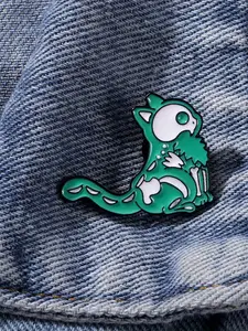 Cute Enamel Skeleton Cat Brooch Pin, Animal Shaped Accessory for Backpacks and Denim Jackets, Charming Green Lapel Pin Badge