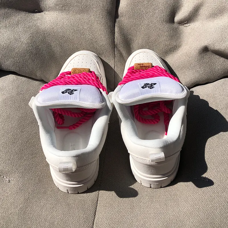 Daily travel men's white low cut bread shoes, pink shoelaces, simple and breathable casual shoes, loose and oversized sports men's shoes